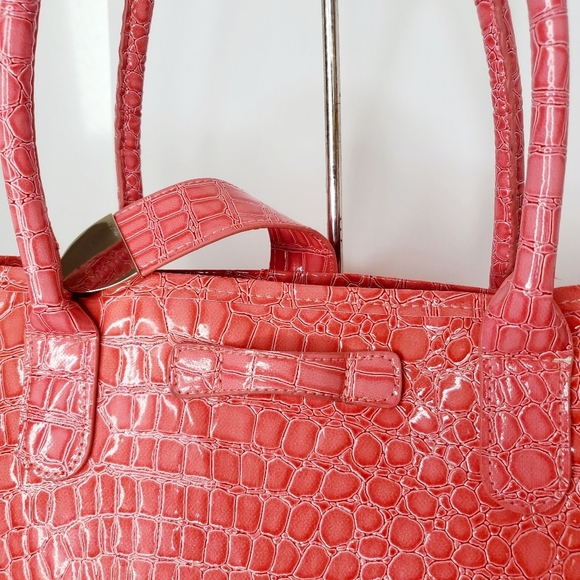 Women Large Pink Croccodile Print Tote - Picture 10 of 11